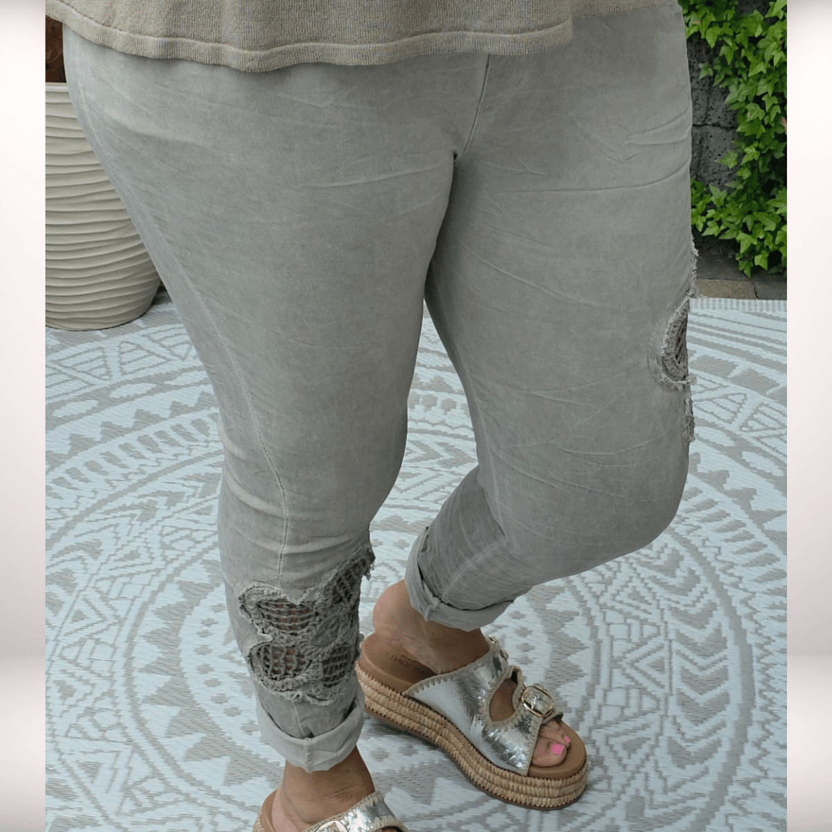 Joggpants Taupe – mit Blumen-Häkel-Einsatz 