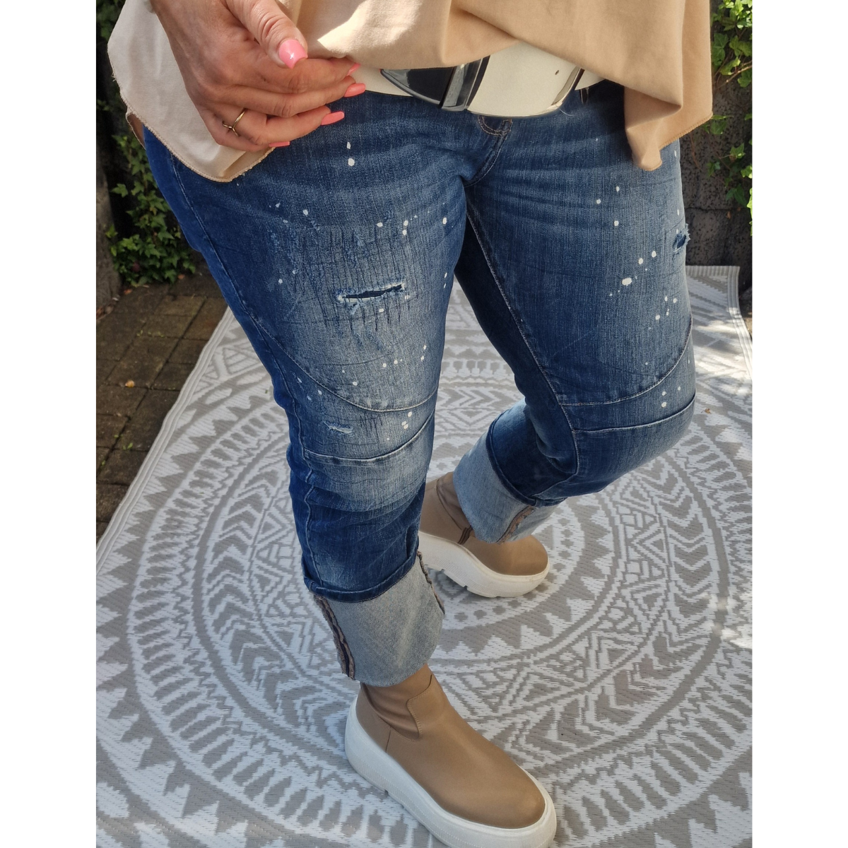 Jeans mit weißen Farbkleksen