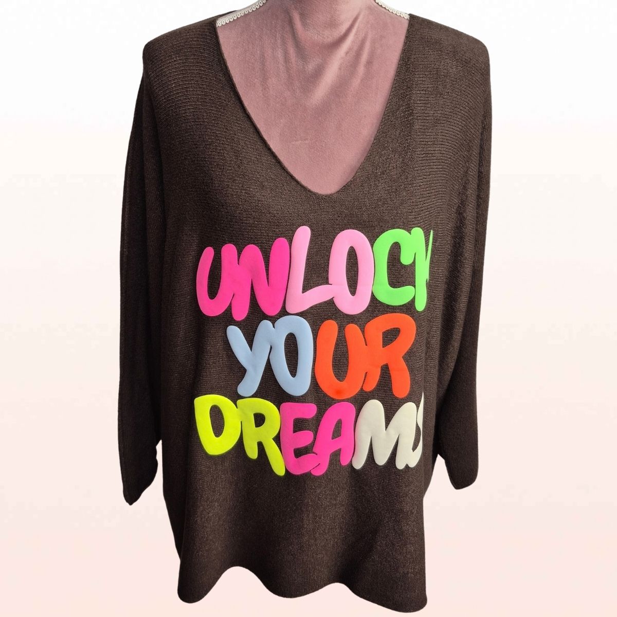 Oversize Pullover „Unlock Your Dreams“ Schoko – Neon Print