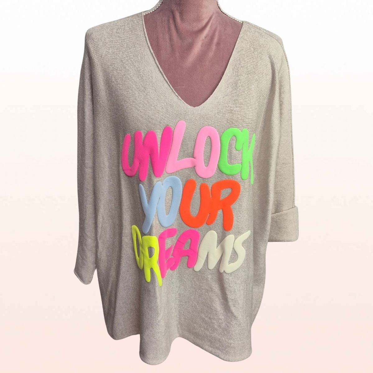 Oversize Pullover „Unlock Your Dreams“ Beige – Neon Print