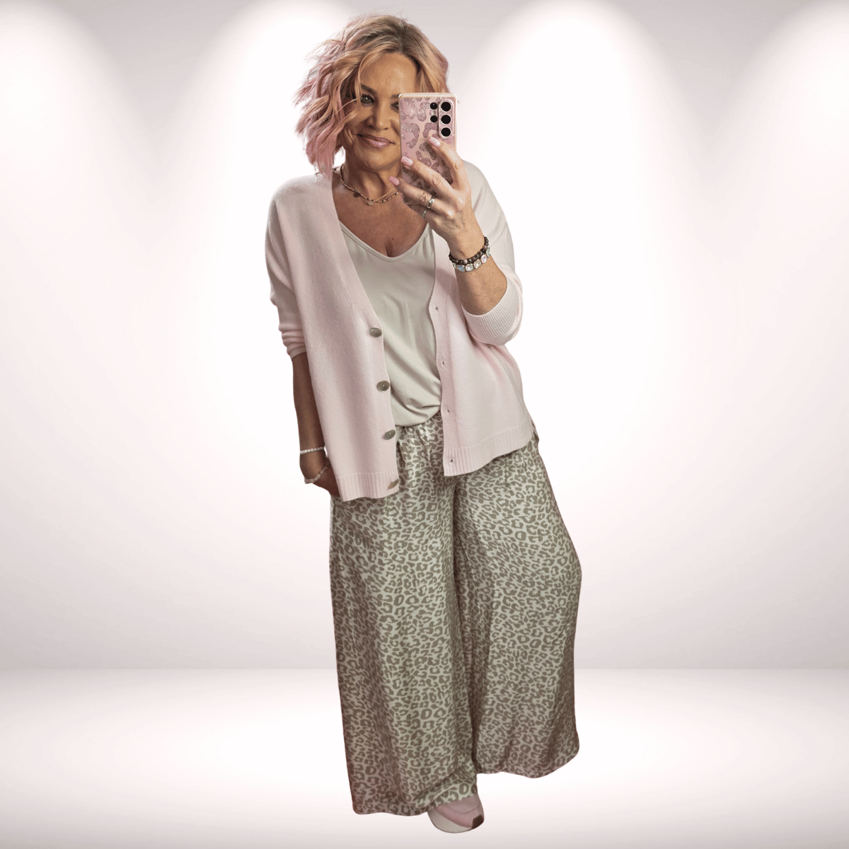 Edle Strickjacke mit Perlmuttknöpfen – rosa