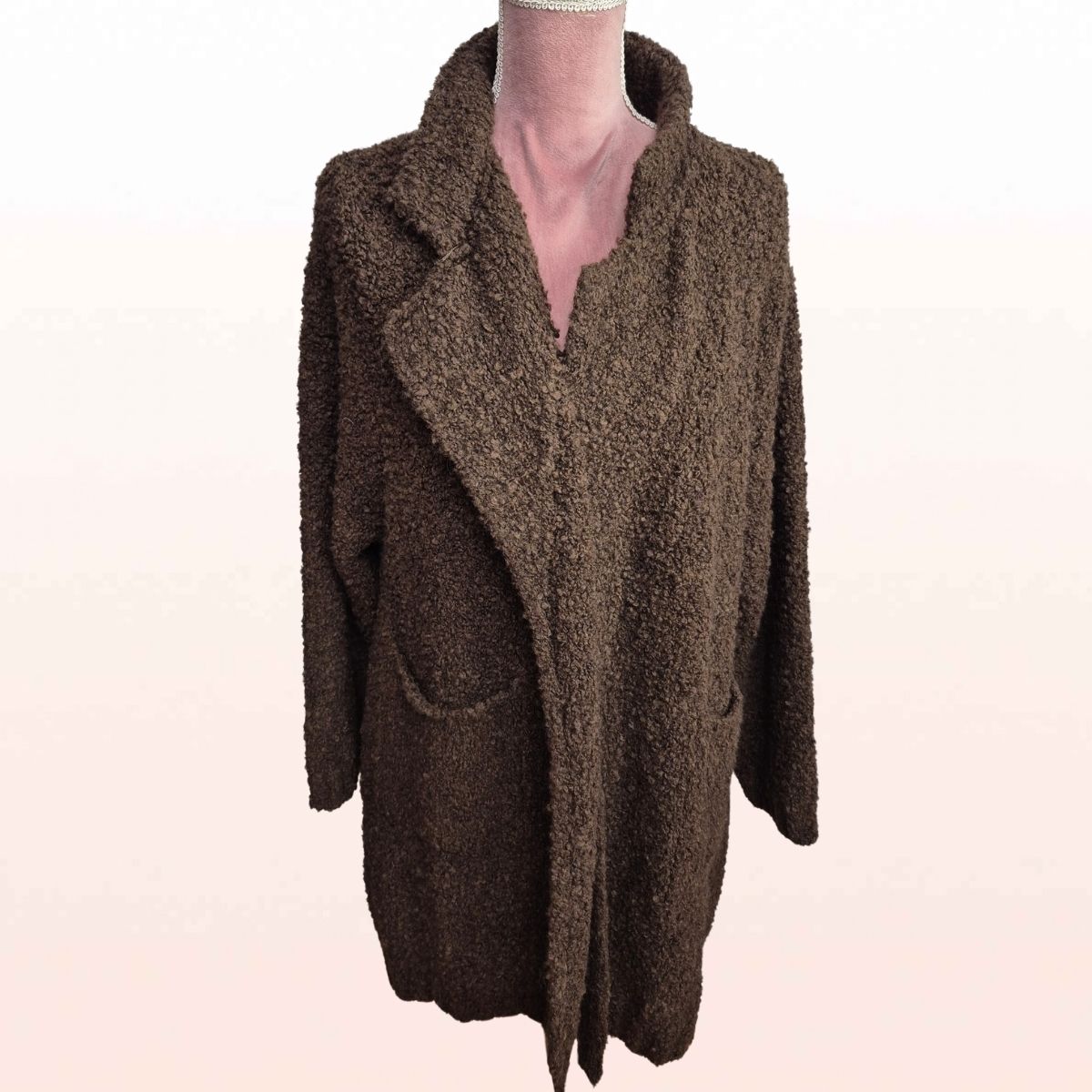 Bouclé Strickjacke im Blazer-Look in Schoko