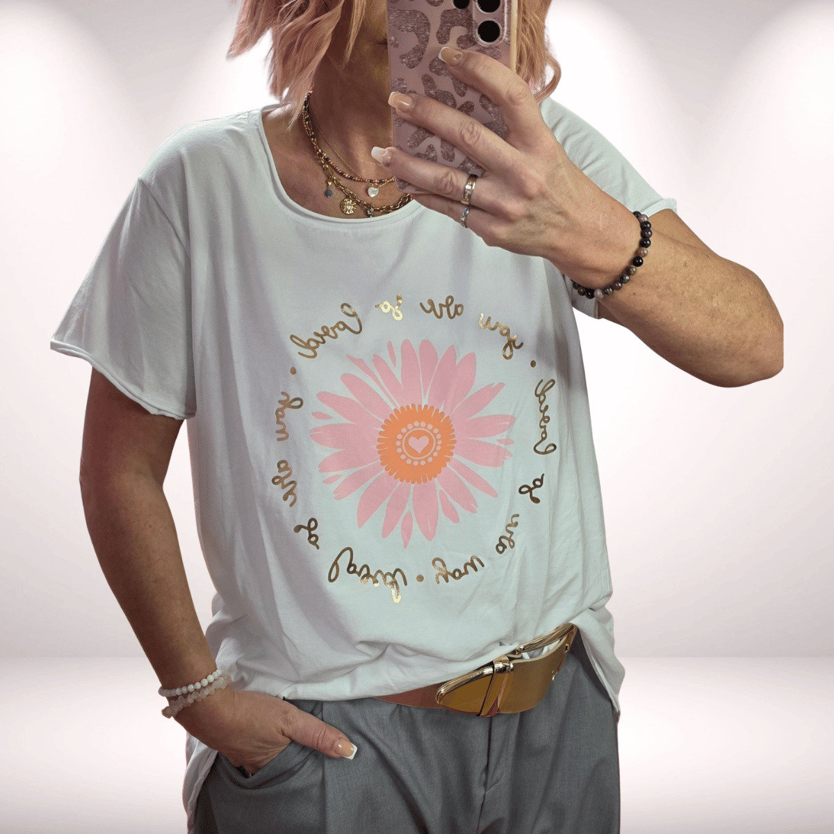 T-Shirt mit Blume & goldener Aufschrift – Weiß