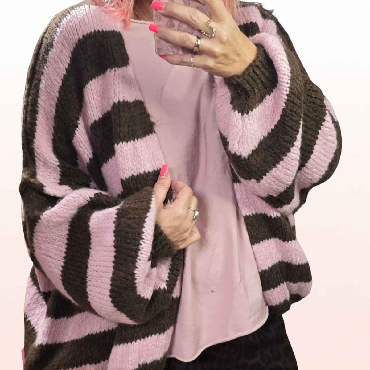 Strickjacke Stripes Schoko-Rosa –trendy weite Ärmel