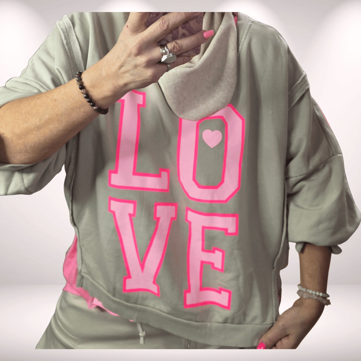 Sweaty „LOVE“ – Beige mit neonpinken rose Print