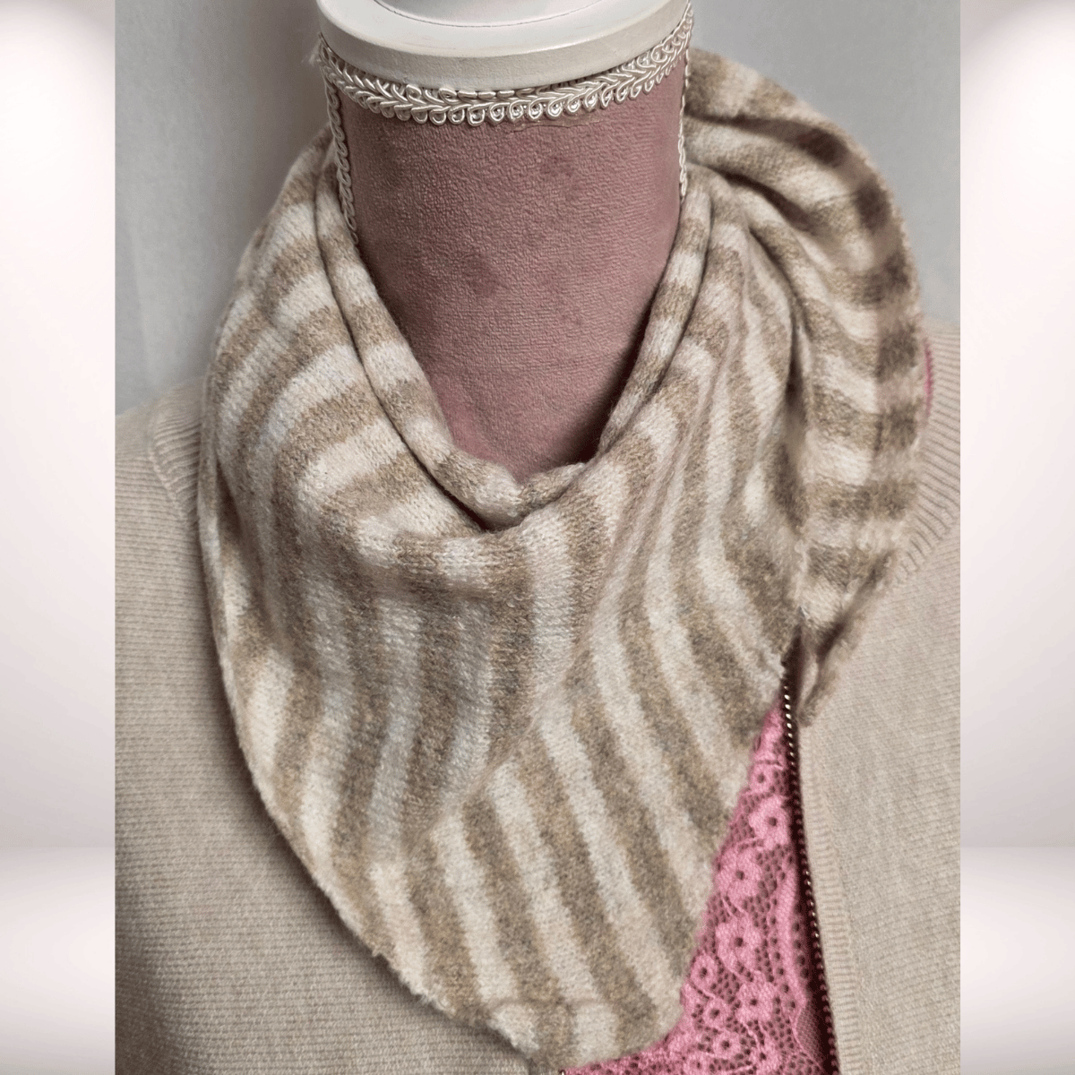 Feinstrick Mini „Sunny“ Schal – Stripes beige & rose 