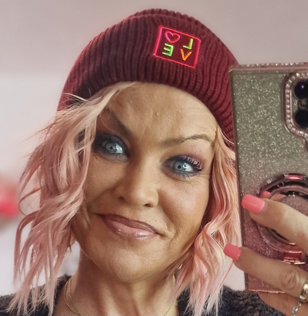 Gefütterte Mütze – Love Stickerei