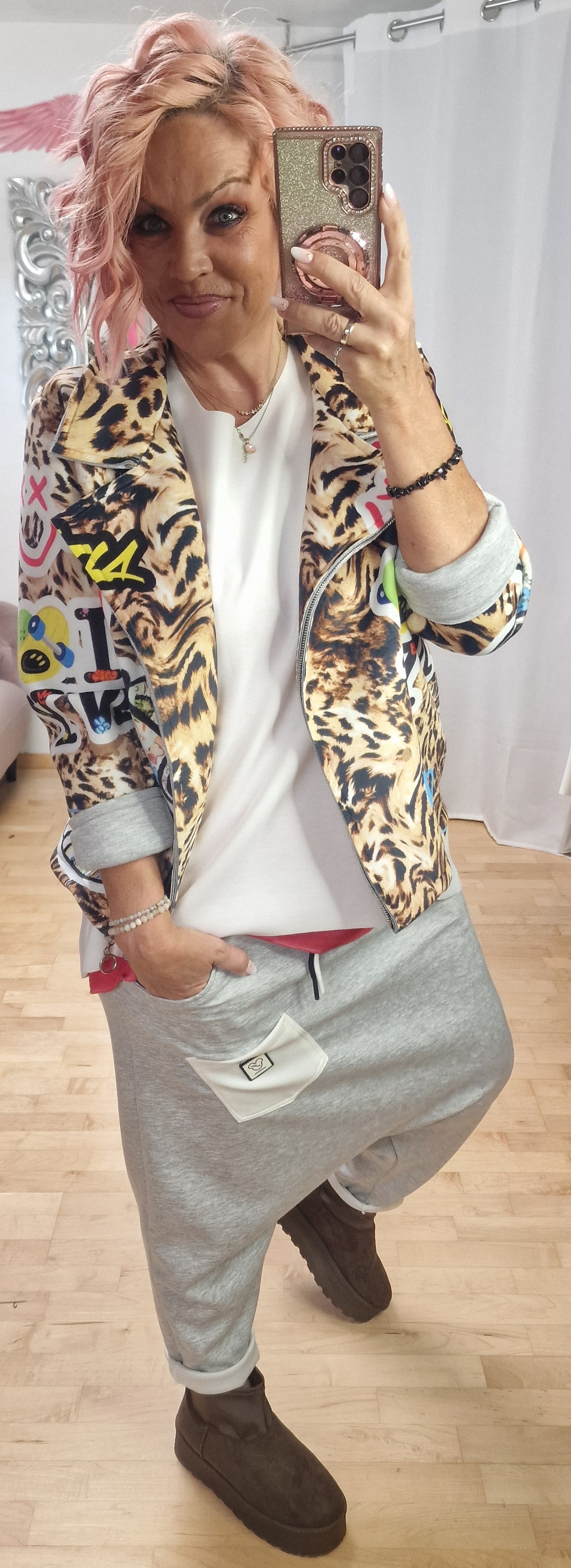 Tiefe Baggy mit aufgesetzten Taschen hellgrau & beige
