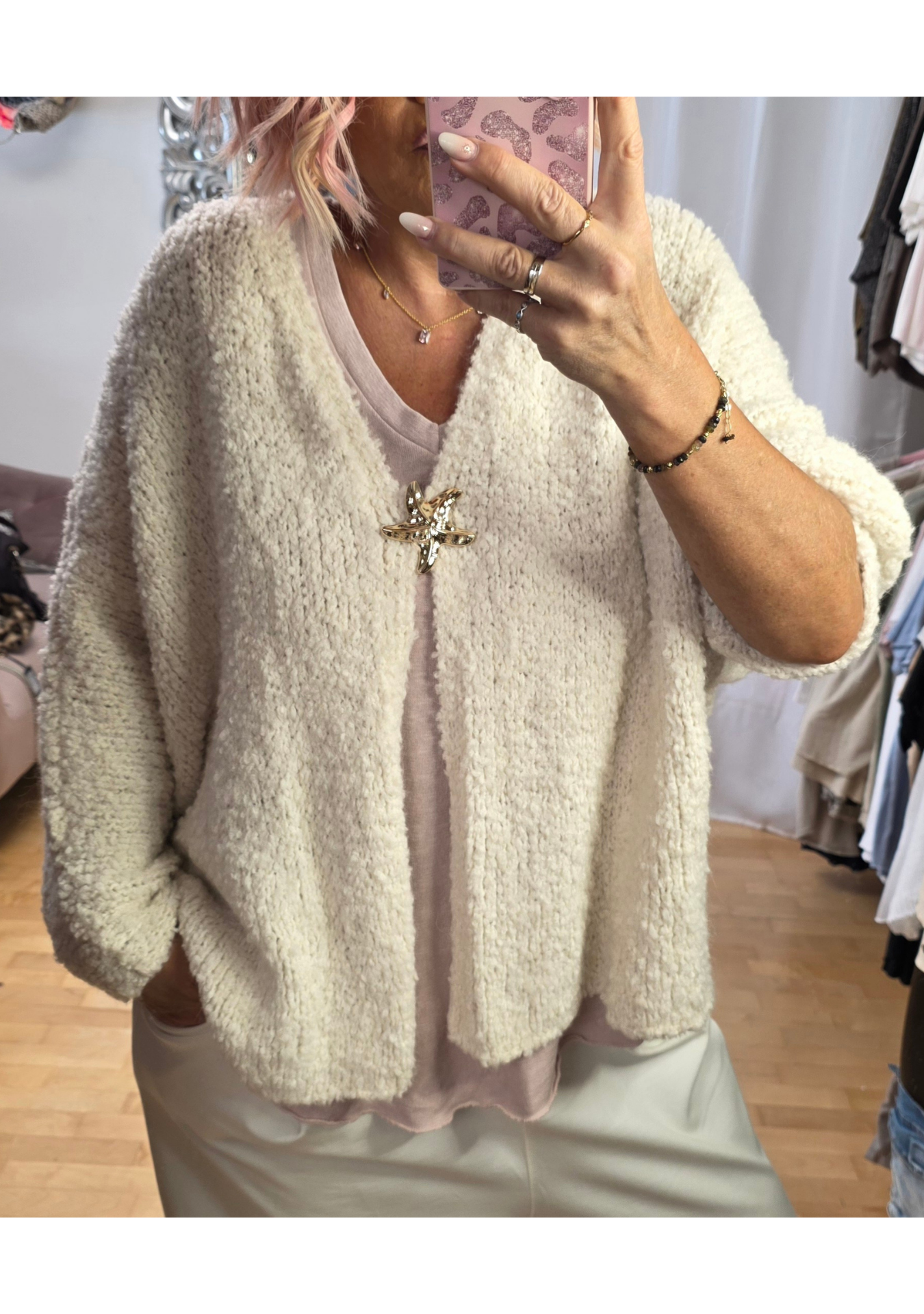 Strickjacke mit Seestern-Brosche