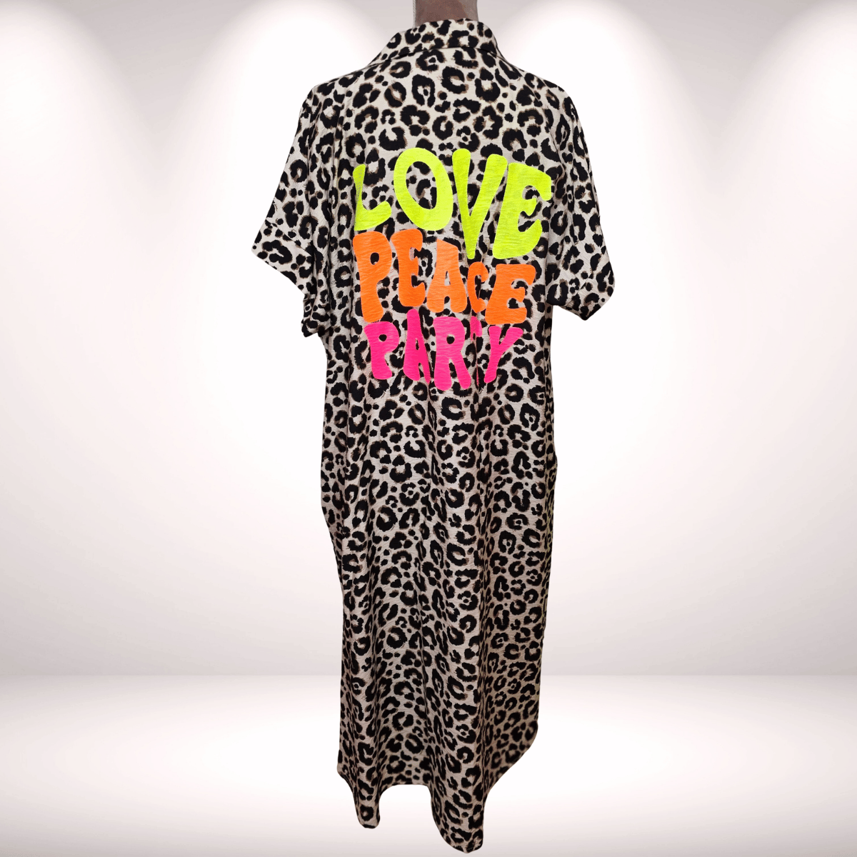 Leo Kleid zum Knöpfen – mit Neon Rückenschrift - mit kleinem Leo-Muster