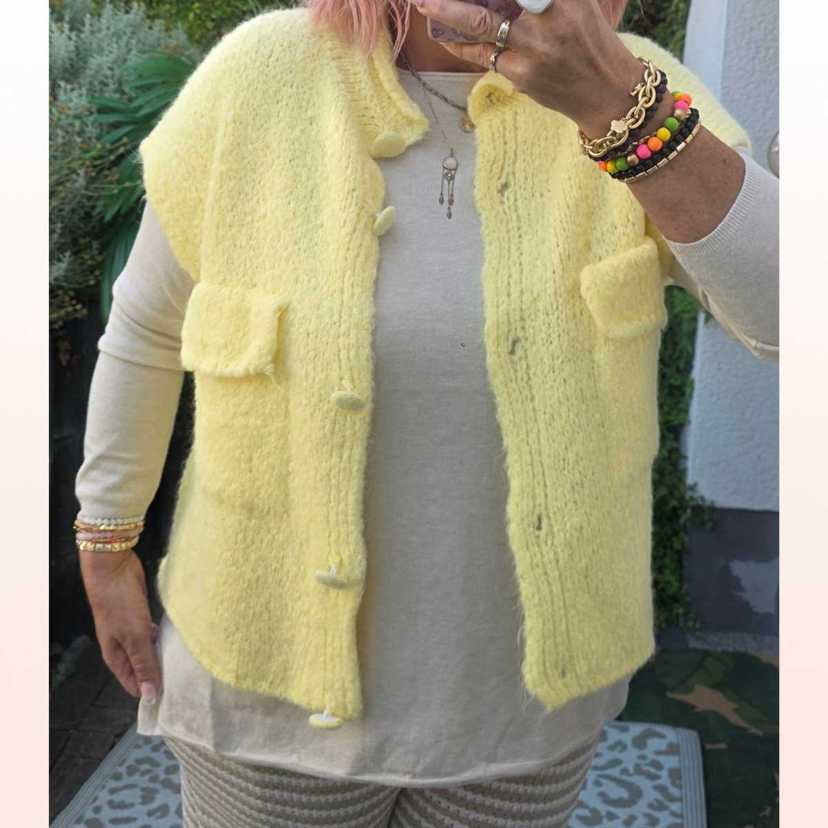 Strickweste mit Knöpfen Gelb