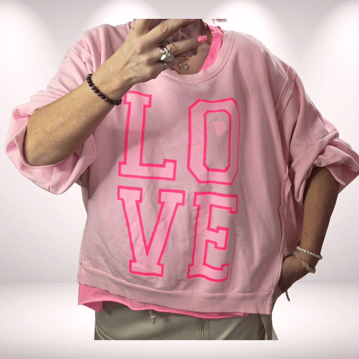 Sweaty „LOVE“ – Babyrosa mit neonpinken -Print