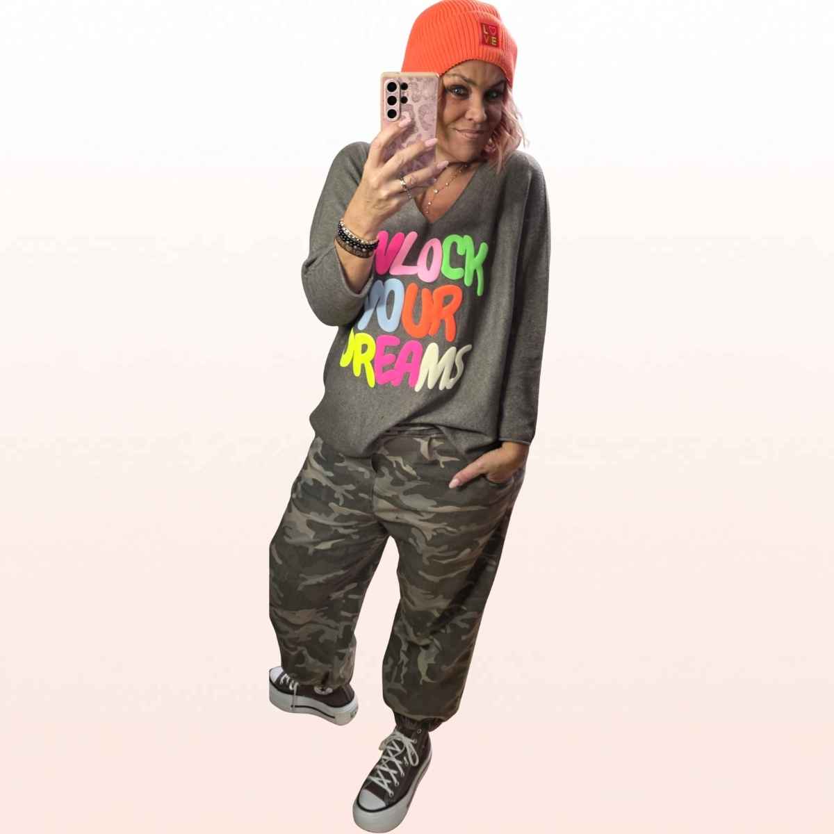 Oversize Pullover „Unlock Your Dreams“ Taupe – Neon Print