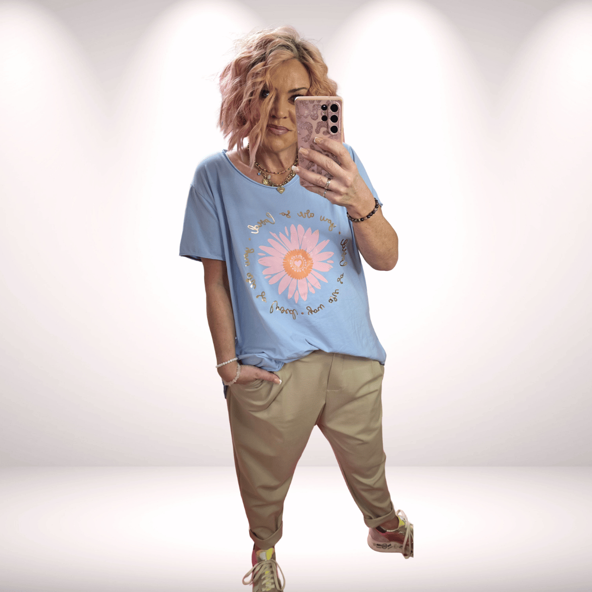 T-Shirt mit Blume & goldener Aufschrift – Hellblau