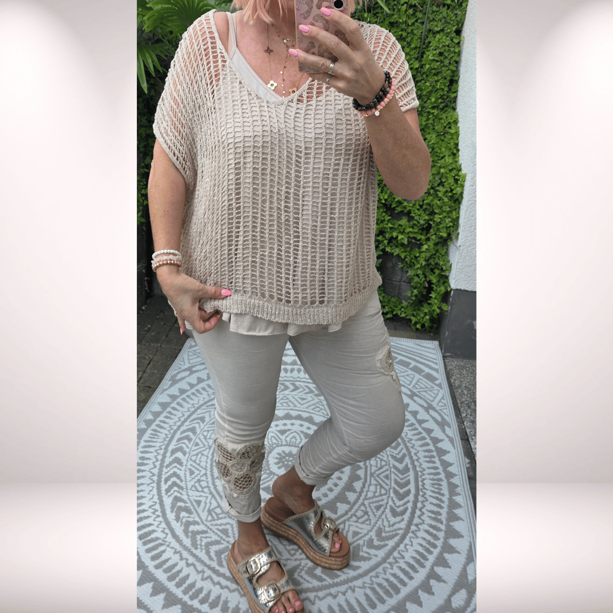Joggpants Beige – mit Blumen-Häkel-Einsatz
