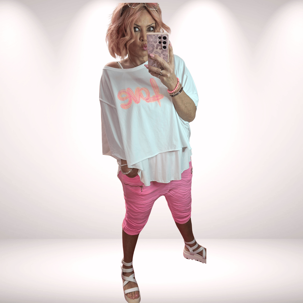 Oversize Shirt „Love“ – bunter Schriftzug | Weiß
