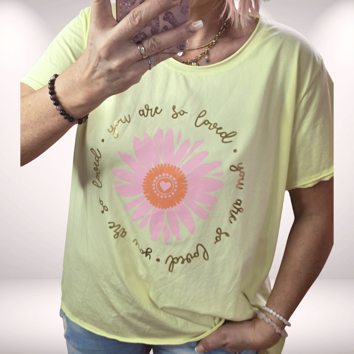 T-Shirt mit Blume & goldener Aufschrift – Gelb